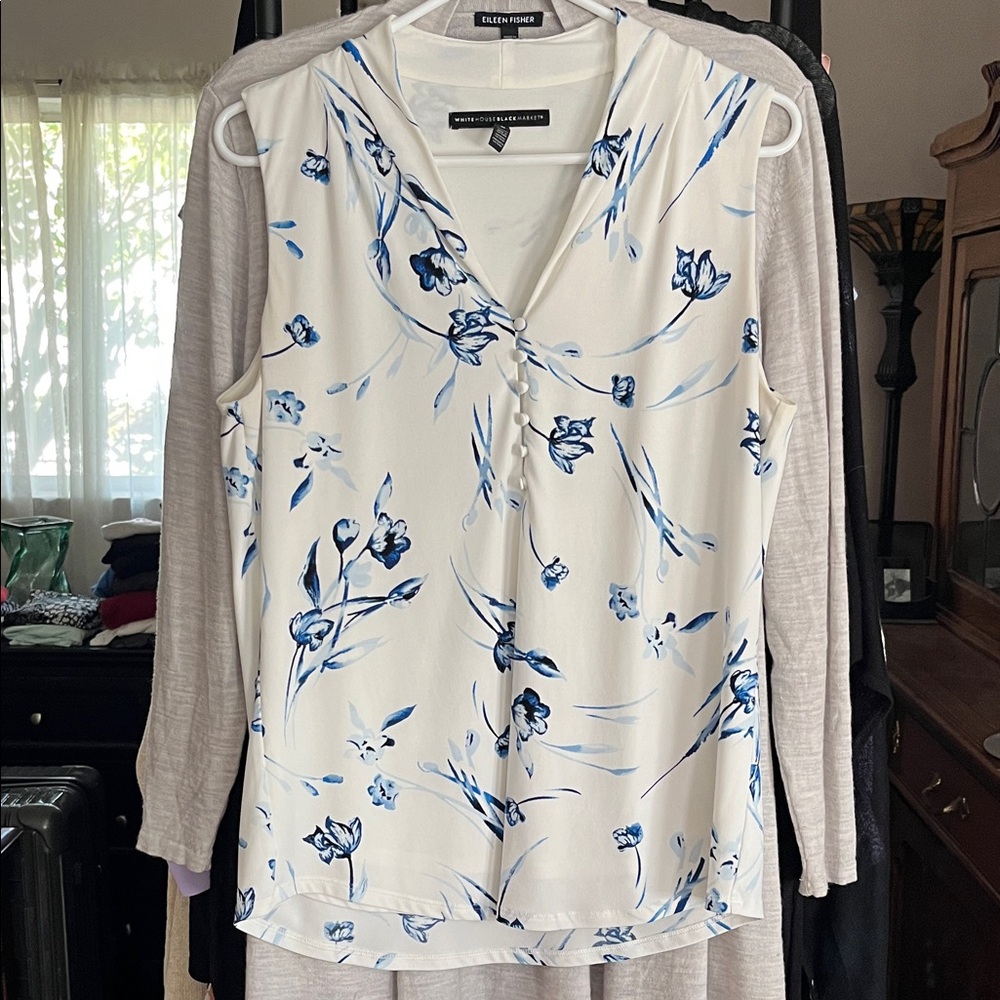 White House Black Market Women's Blouse - White and Blue Floral